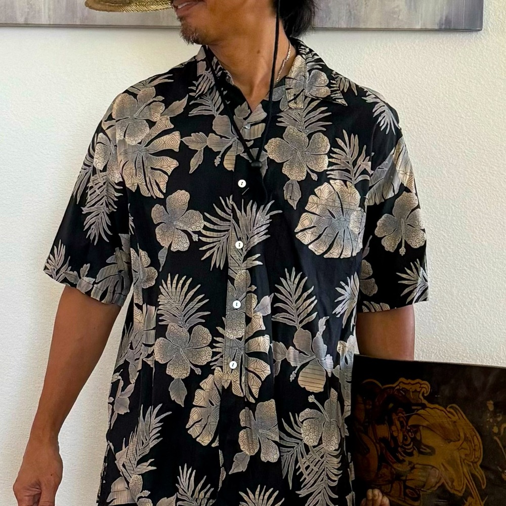 Tori Richard Men's M Short Sleeve Button-up Black Floral Hawaiian Shirt